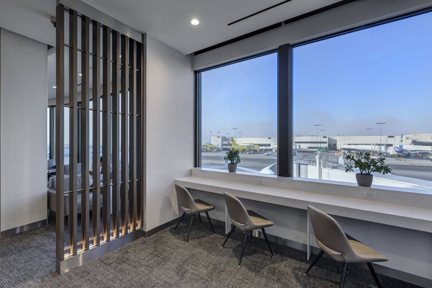 Air Canada Maple Leaf Lounge