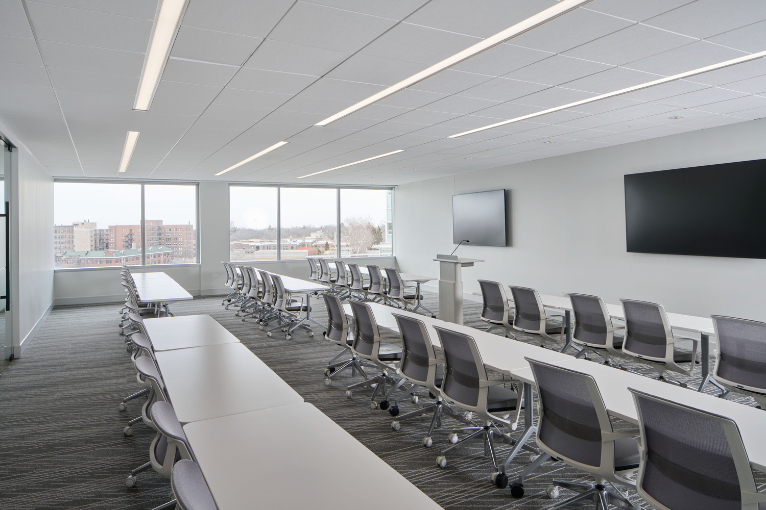 909 Davis St. Tenant Amenity Lounge